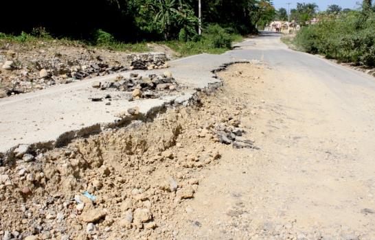 Carretera se hunde por falla
