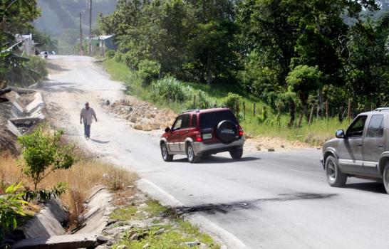 Carretera se hunde por falla