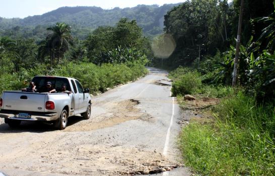 Carretera se hunde por falla