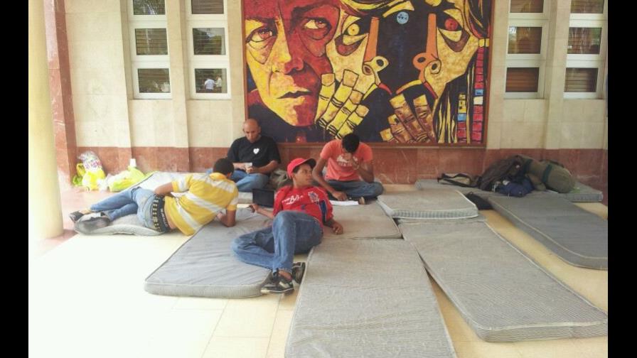 Estudiantes de la UASD hacen vigilia pacífica frente a la rectoría