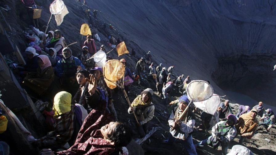 En el volcán para recoger ofrendas