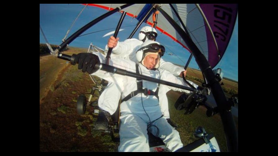 Putin vuela en ala delta para guiar a grullas Putin vuela en ala delta para guiar a grullas