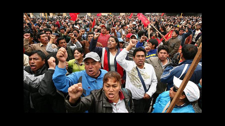 Profesores peruanos suspenden la prolongada huelga nacional