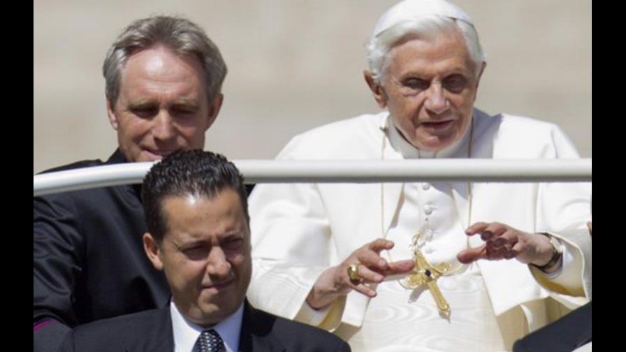 Condenan al mayordomo del Papa a un año y medio de cárcel