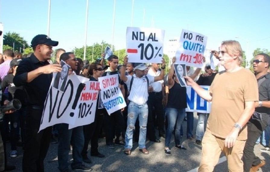 Manifestantes entregan documento en rechazo a la reforma fiscal
