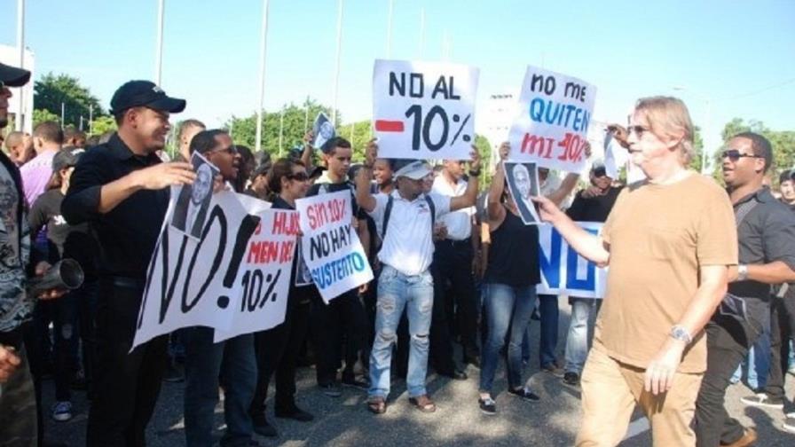 Manifestantes entregan documento en rechazo a la reforma fiscal