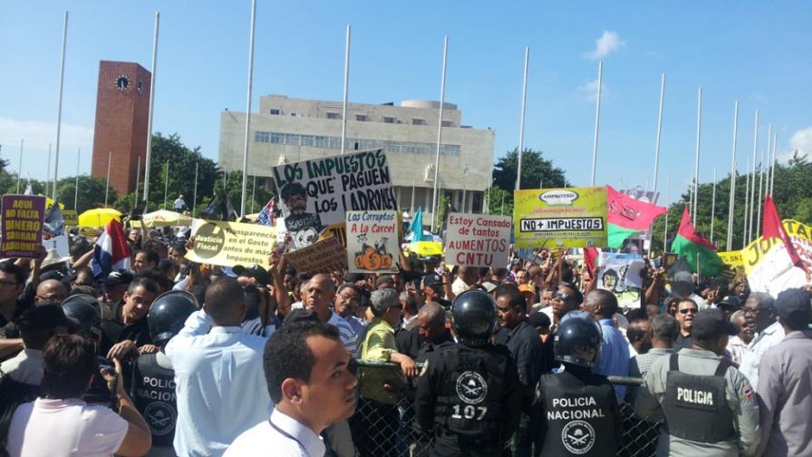 Policía dispersa grupos frente al Congreso con bombas lacrimógenas