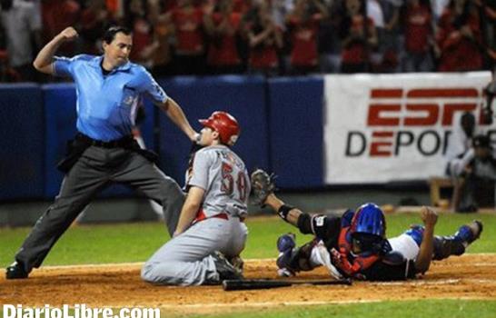 Escogido arremete contra árbitros y la Liga advierte