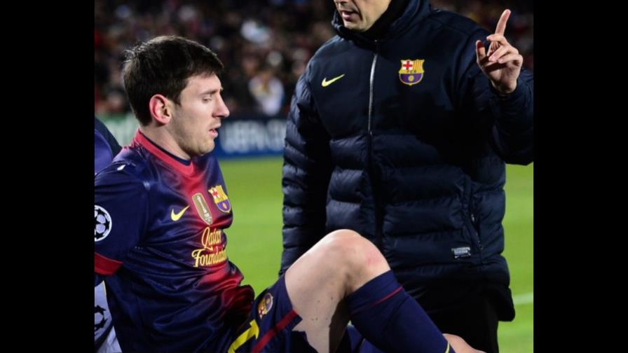 Messi salió lesionado de rodilla