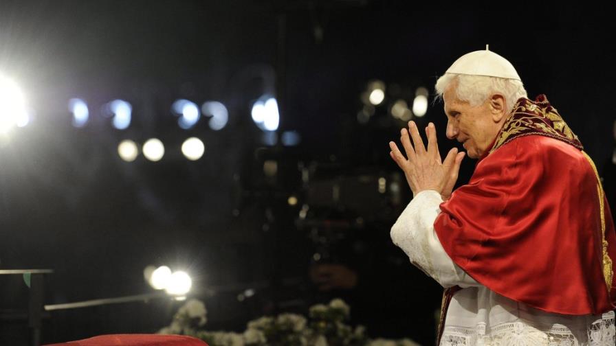 Benedicto XVI oficia el sugestivo y antiguo rito de la Vigilia Pascual