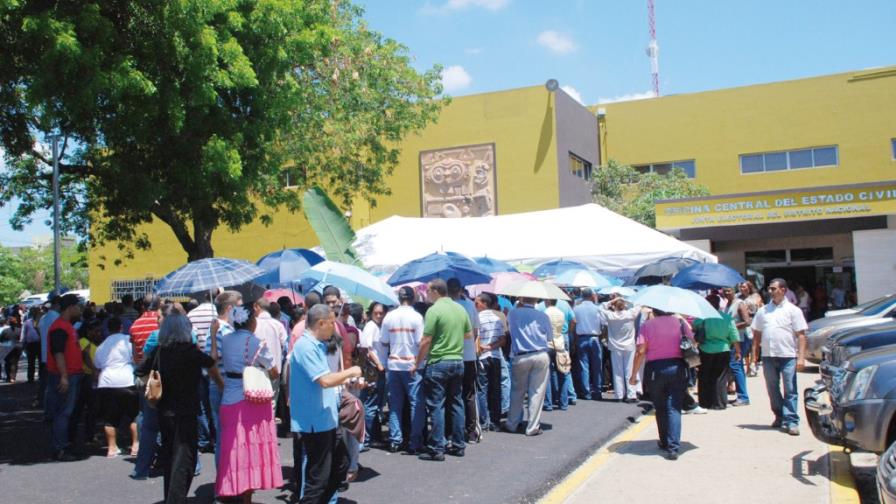 Abarrotan la Junta Electoral del DN en busca de las credenciales