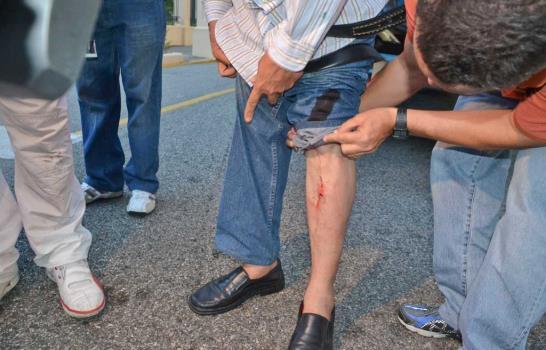 Funcionario herido y periodistas golpeados al concluir caravana LF