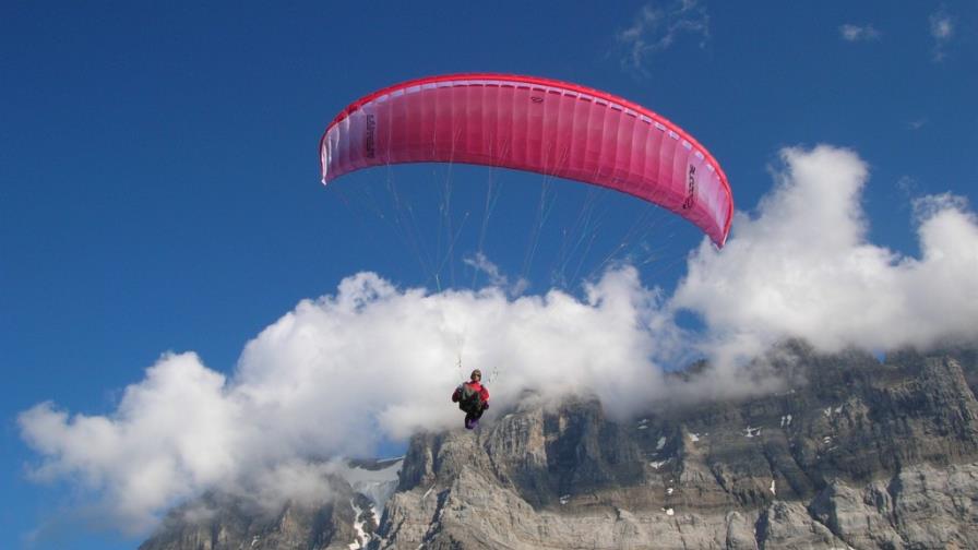 Recuperan tarjeta de memoria con video de mexicana que cayó desde parapente