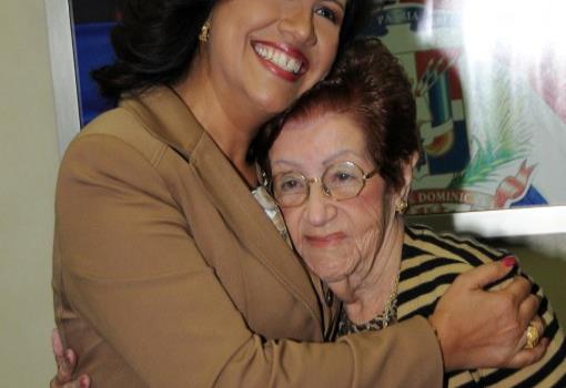 Margarita recibe brazalete perteneció a Trina Moya de Vásquez