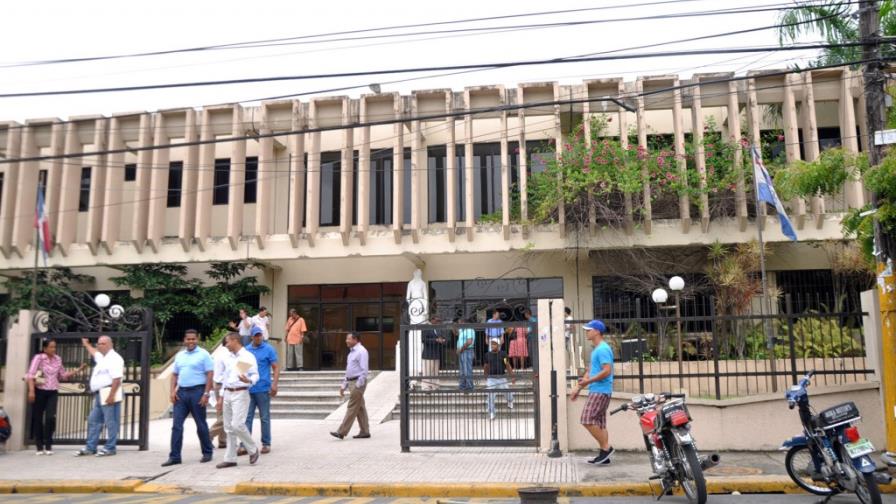 Dejan sin funciones a general De la Cruz; 23 policías detenidos