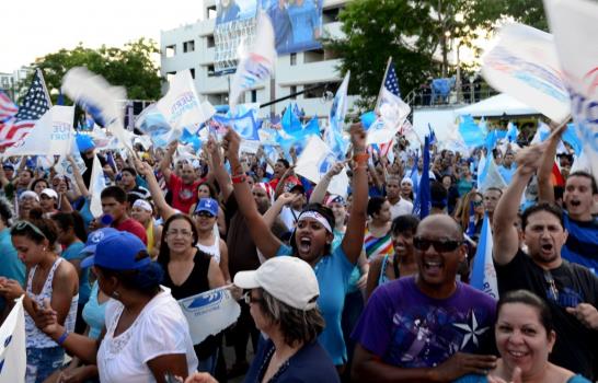 Fortuño saca ventaja mínima con el 10 % del voto escrutado en Puerto Rico