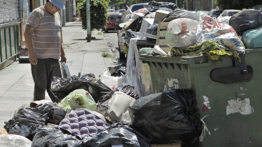 Basura se acumula en calles de Buenos Aires por conflicto sindical