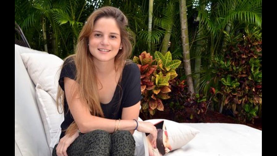 Esposa de Jaime Bayly publica novela erótica