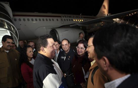 Chávez regresa a Venezuela tras nueve días de tratamiento en Cuba