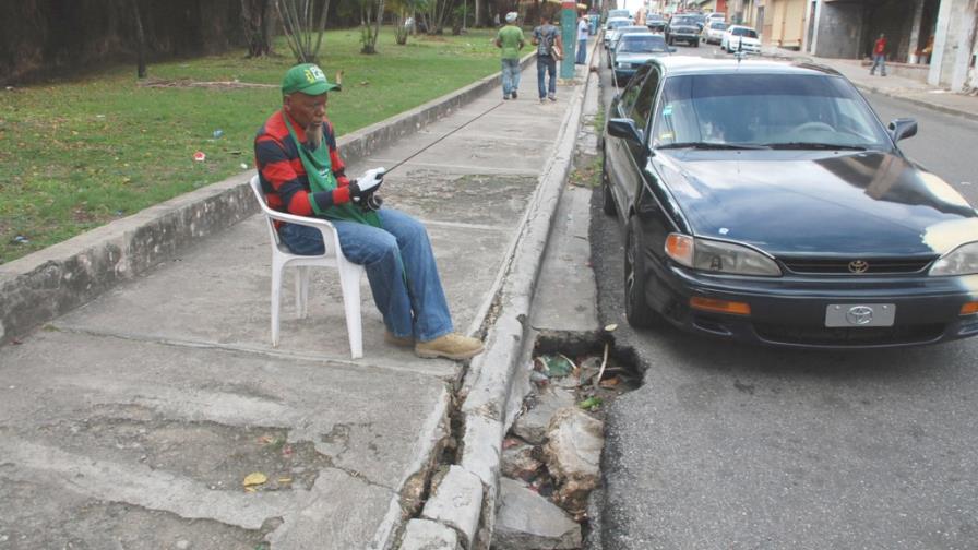 Denuncian grave fuga de agua en la Avenida Mella
