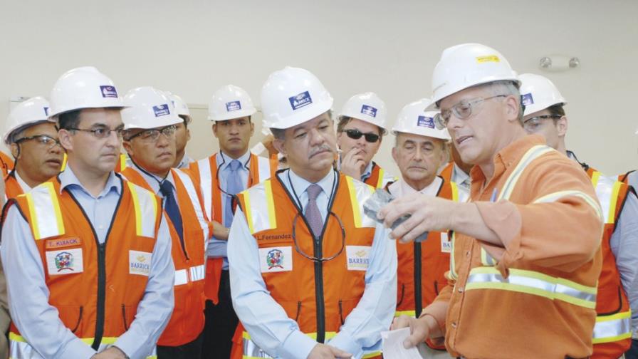 LF visita la Barrick Gold; defiende contrato