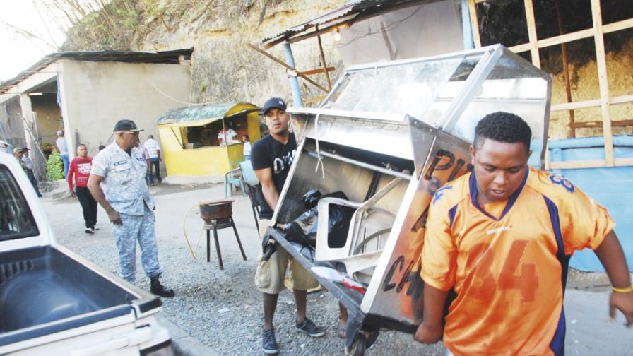 Impiden desalojo de área verde en la avenida Los Ríos