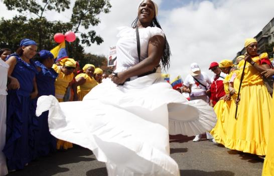Mujeres chavistas marchan para celebrar su día y pedir recuperación de Chávez