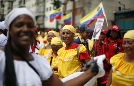 Mujeres chavistas marchan para celebrar su día y pedir recuperación de Chávez