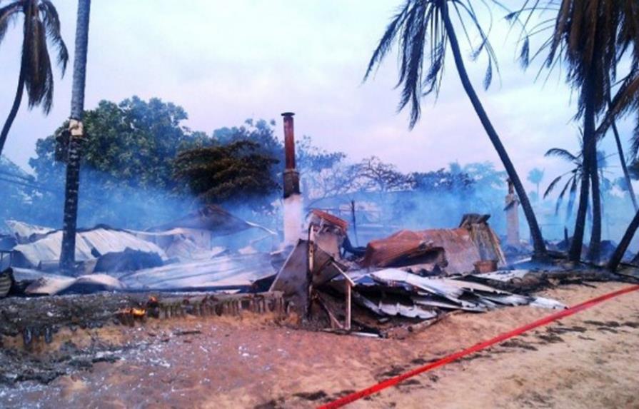 Fuego destruye 16 negocios en Pueblo Pescador, Las Terrenas