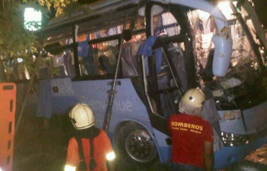 Tres muertos y 23 heridos en accidente entre locomotora y autobús turístico Tres muertos y 23 heridos en accidente entre locomotora y autobús turístico