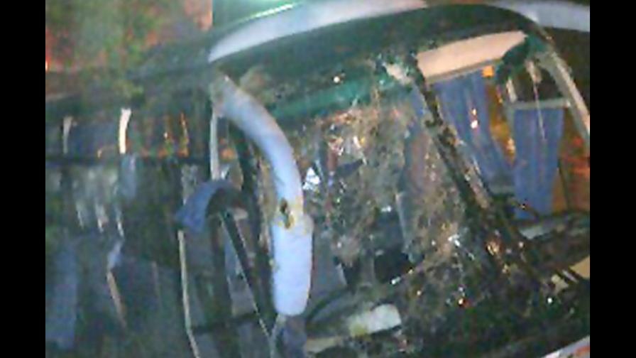 Mueren 3 en choque autobús y locomotora