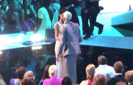 Rihanna besa a Chris Brown en los Premios MTV
