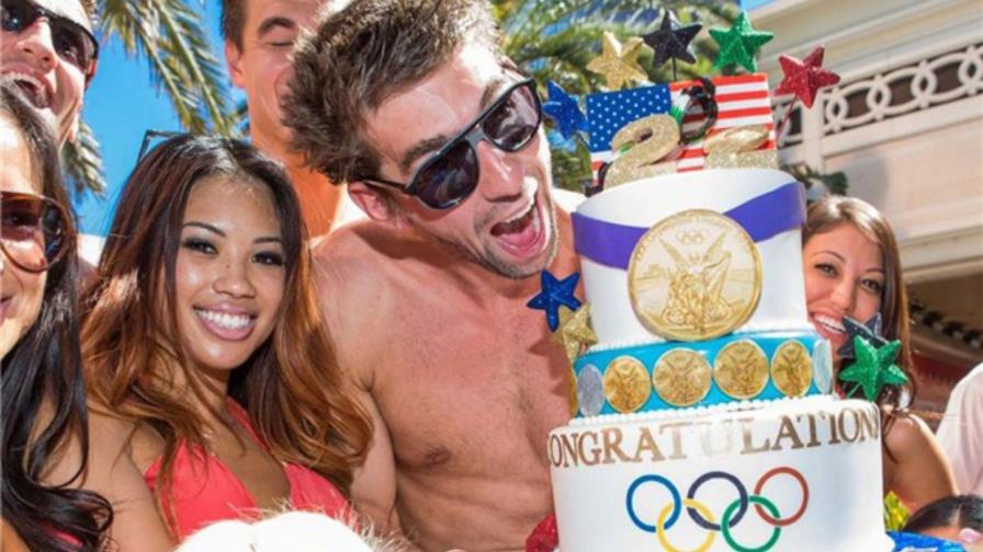 Phelps celebra con chicas en bikini