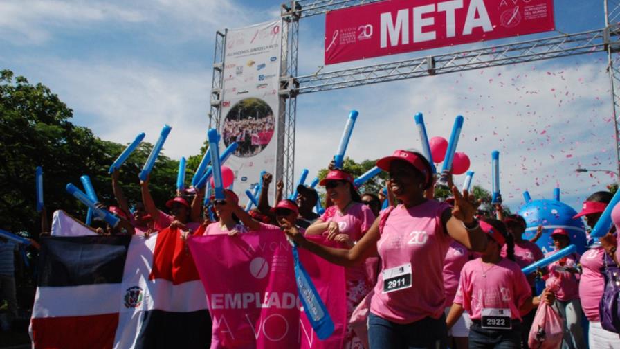 Caminan contra el cáncer de seno en el Mirador Sur