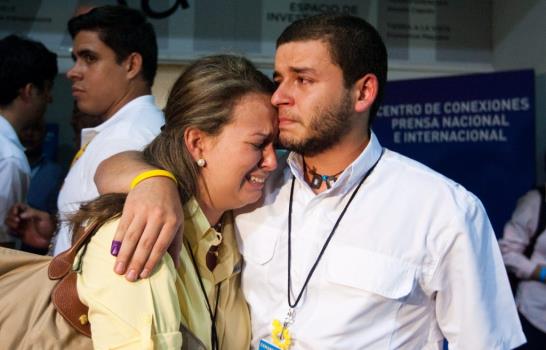 Hugo Chávez gana con el 54.4% de los votos Hugo Chávez gana con el 54.4% de los votos