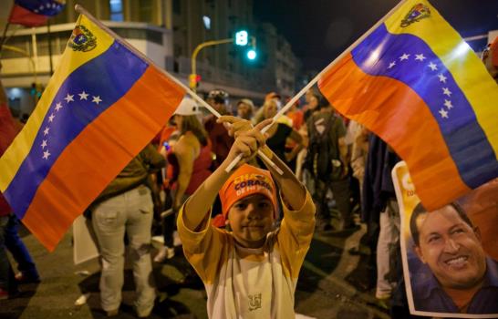 Hugo Chávez gana con el 54.4% de los votos Hugo Chávez gana con el 54.4% de los votos
