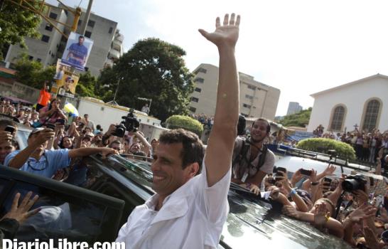 Chávez gana elecciones con 54.42%; Presidente agradece a los venezolanos