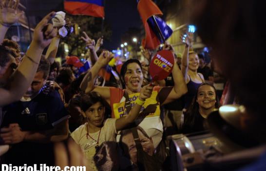 Chávez gana elecciones con 54.42%; Presidente agradece a los venezolanos