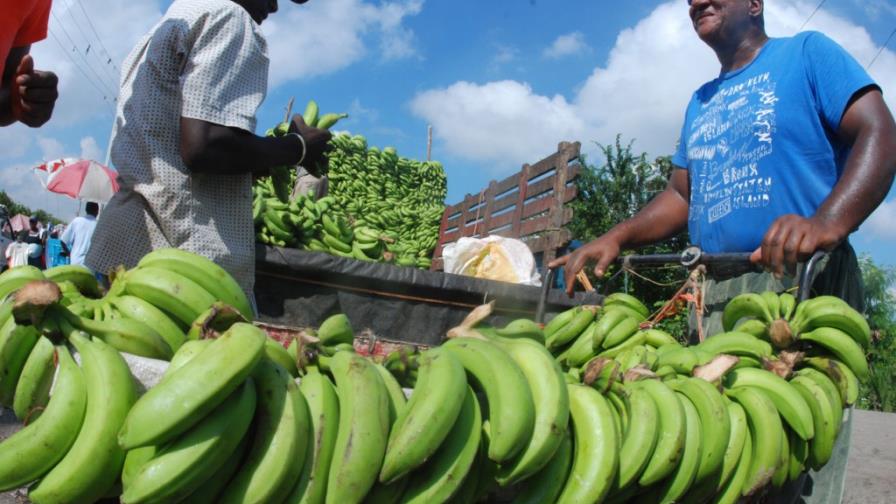 Suben precios plátanos y vegetales en el Mercado Nuevo