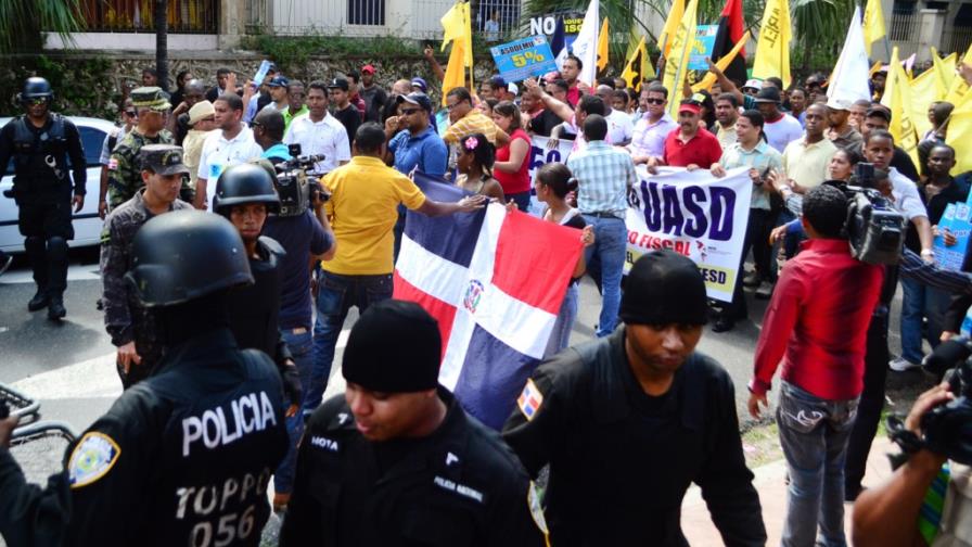 Estudiantes marchan al Palacio Nacional