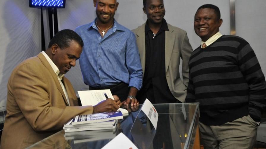 Juan Guzmán escribe libro biográfico de su carrera