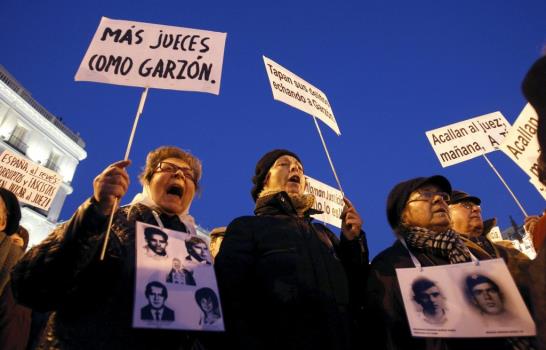 Cientos de personas se manifiestan en Madrid en apoyo al juez Garzón Cientos de personas se manifiestan en Madrid en apoyo al juez Garzón