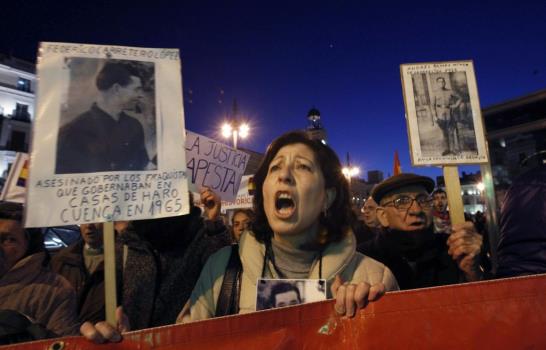 Cientos de personas se manifiestan en Madrid en apoyo al juez Garzón Cientos de personas se manifiestan en Madrid en apoyo al juez Garzón