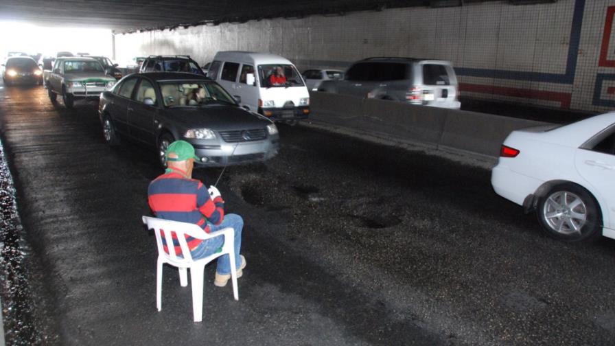 Gran boquete en el paso a desnivel Av. M. Gómez