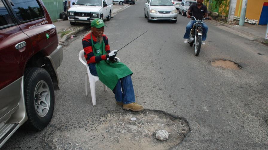 Vecinos de residenciales piden reparar calle Winston Arnaud