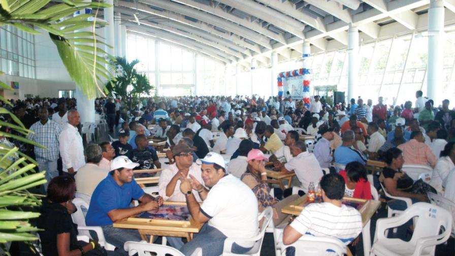 RD tiene el récord de más personas jugando dominó