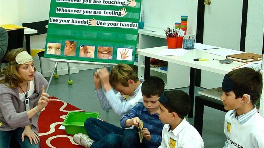 Niños sordos aprendiendo idiomas