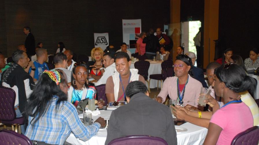 Candidatos dejan con moño hecho a gays Candidatos dejan con moño hecho a gays