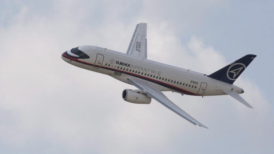 Un avión ruso con 46 personas a bordo desaparece en Indonesia