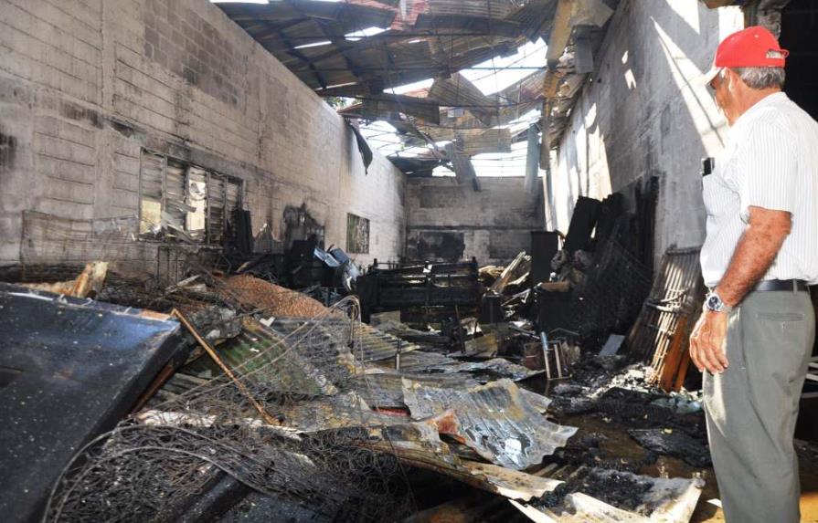 Fuego destruye mueblería en el sector Gurabo en Santiago